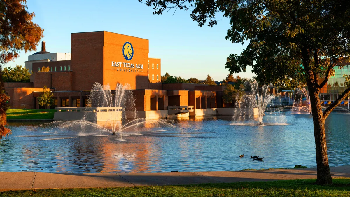 East Texas A&M University 캠퍼스 — 분수가 있는 호수와 대학 건물