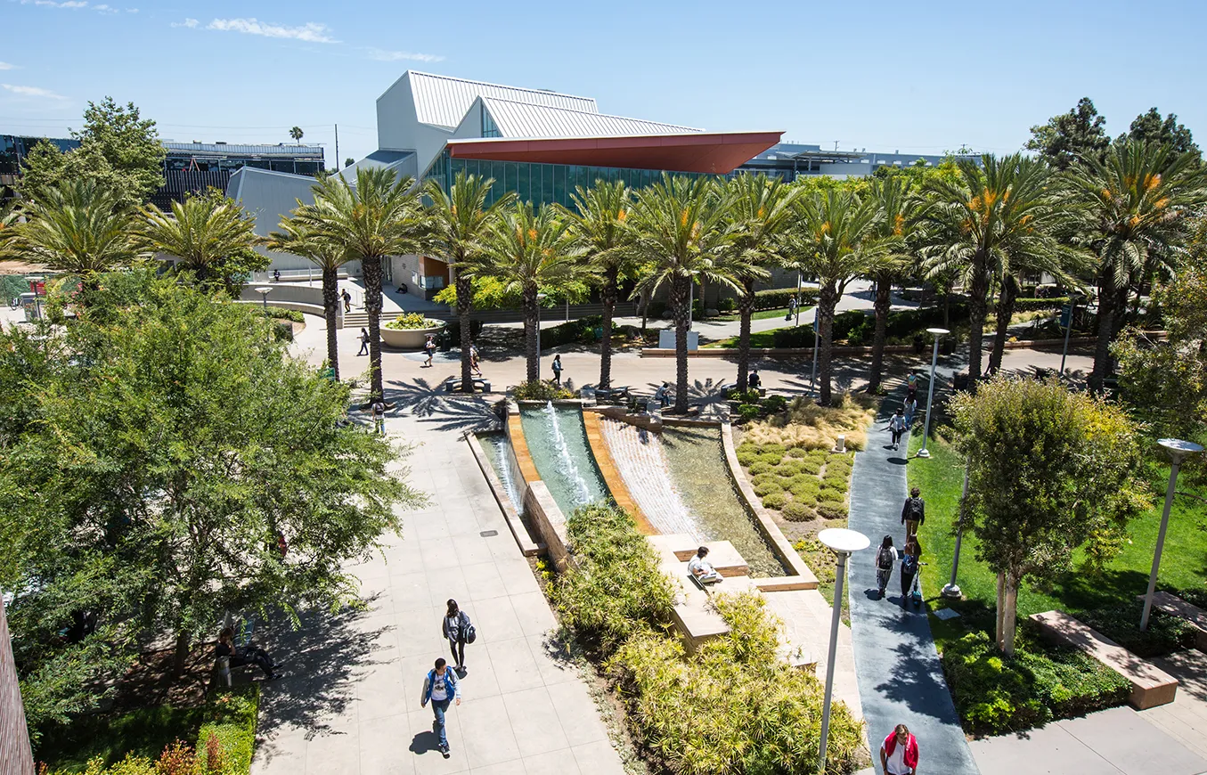 야자수와 분수가 어우러진 Santa Monica College 캠퍼스 전경